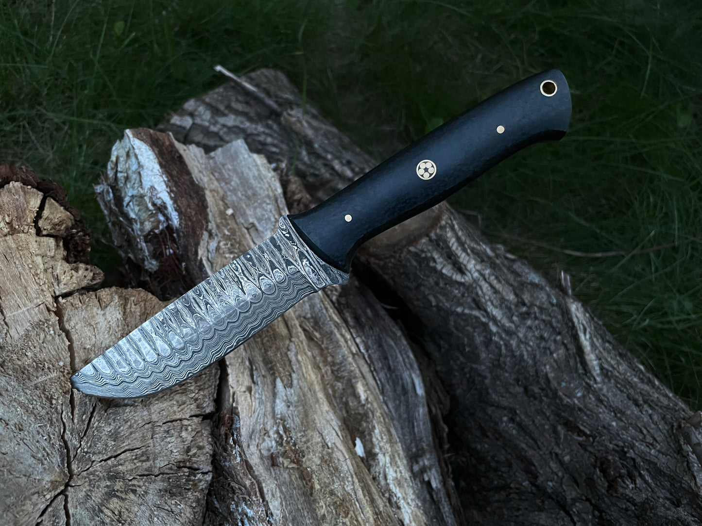 Damascus Steel Bushcraft Knife – Hand-Forged 200-Layer Blade with Carbon Fiber Handle & Leather Sheath